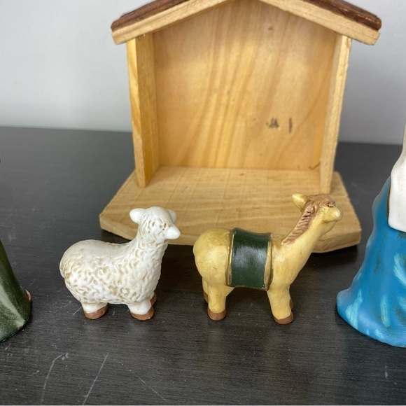 Vintage Home For The Holidays Wood Crèche & Porcelain Nativity Set, Complete - Picture 6 of 12